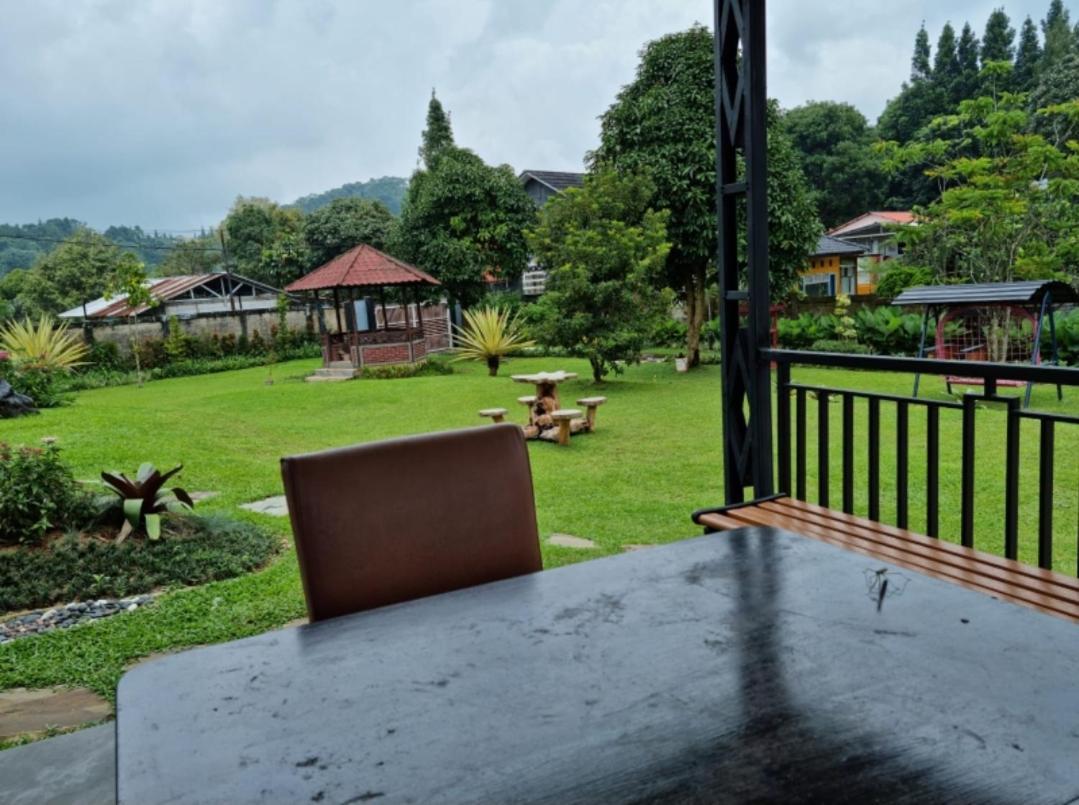 Villa Chacha At Macarena, Megamendung Exterior photo